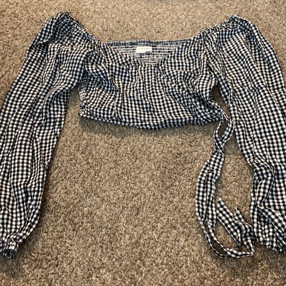 Cropped Aeropostale shirt